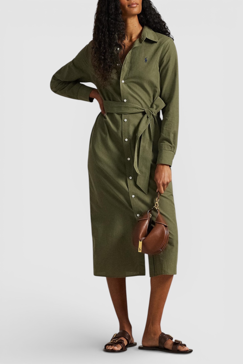 תמונת כל הלוק של שמלת כפתורים